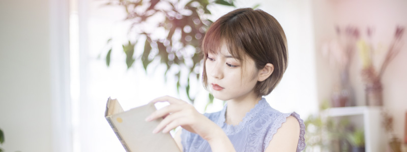 ショートヘアの女性